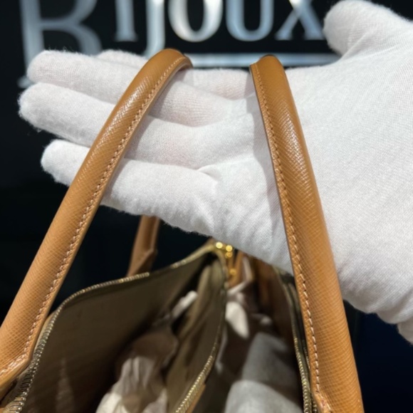 Prada Saffiano Large Tote - Picture 10 of 10